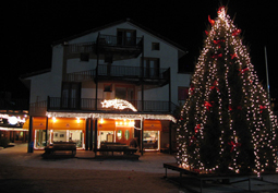 Albero di Natale con luci e fiocchi